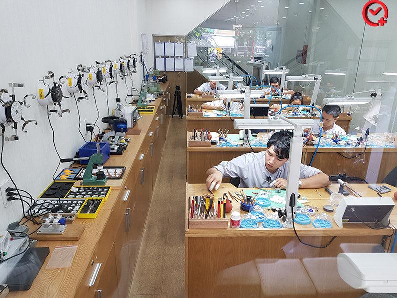 Không gian kính thoáng anh chị em có thể theo dõi quá trình sửa chữa