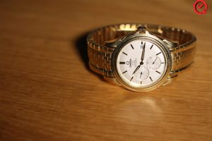 Lau dầu bảo dưỡng đồng hồ Omega