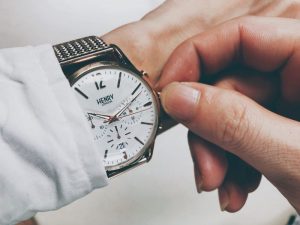 Vừa đeo đồng hồ vừa chỉnh giờ có thể làm cong vênh núm chỉnh giờ