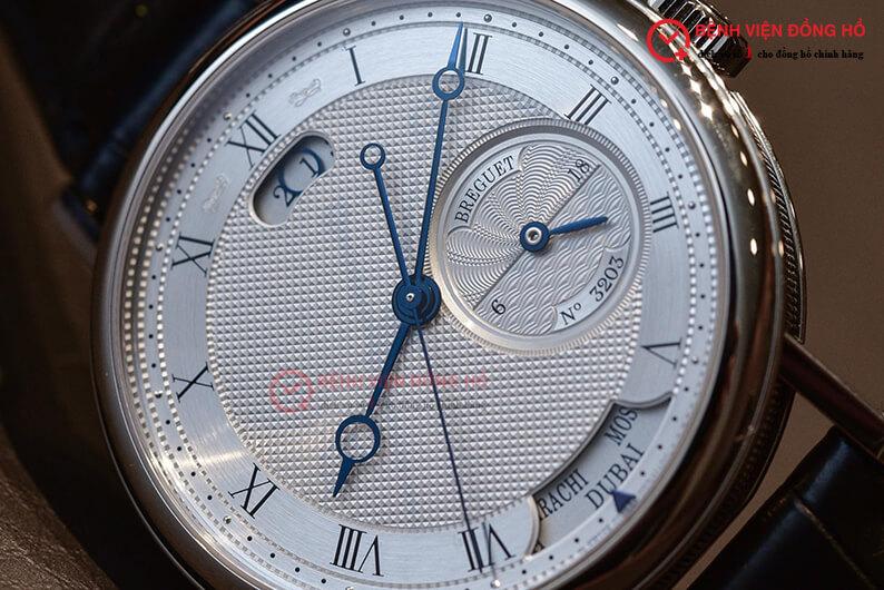 Không có trường học và Breguet đào tạo các thợ thủ công của riêng họ, những người thợ thủ công này cần ít nhất ba năm đào tạo